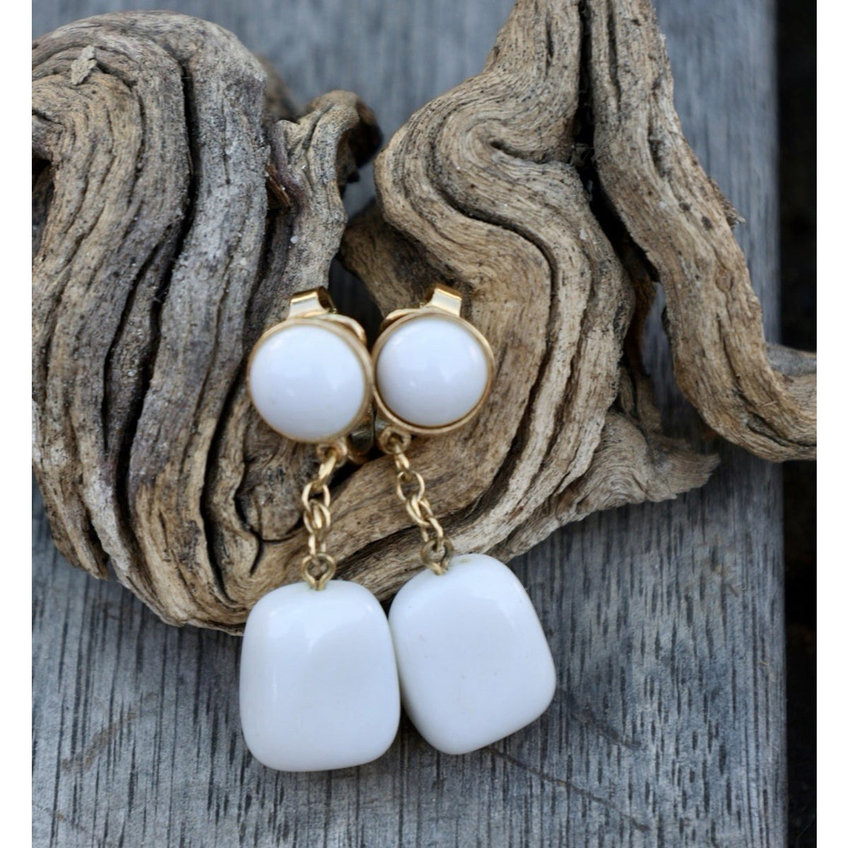 Trifari White Lucite Gold Tone Dangle Drop Earrings Pendant Clip-On Vintage
