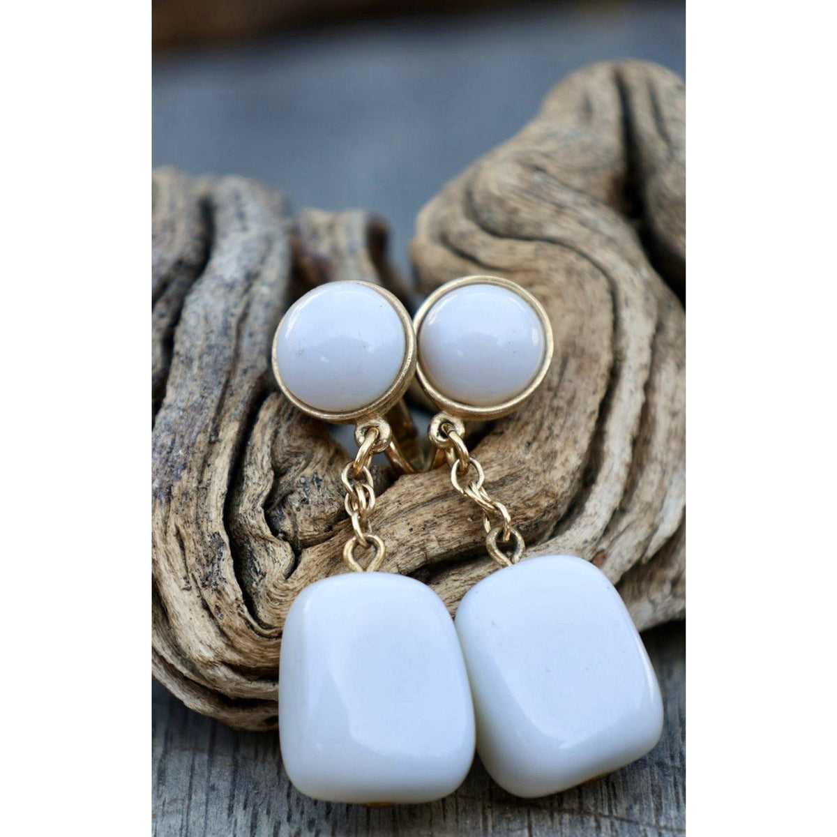 Trifari White Lucite Gold Tone Dangle Drop Earrings Pendant Clip-On Vintage