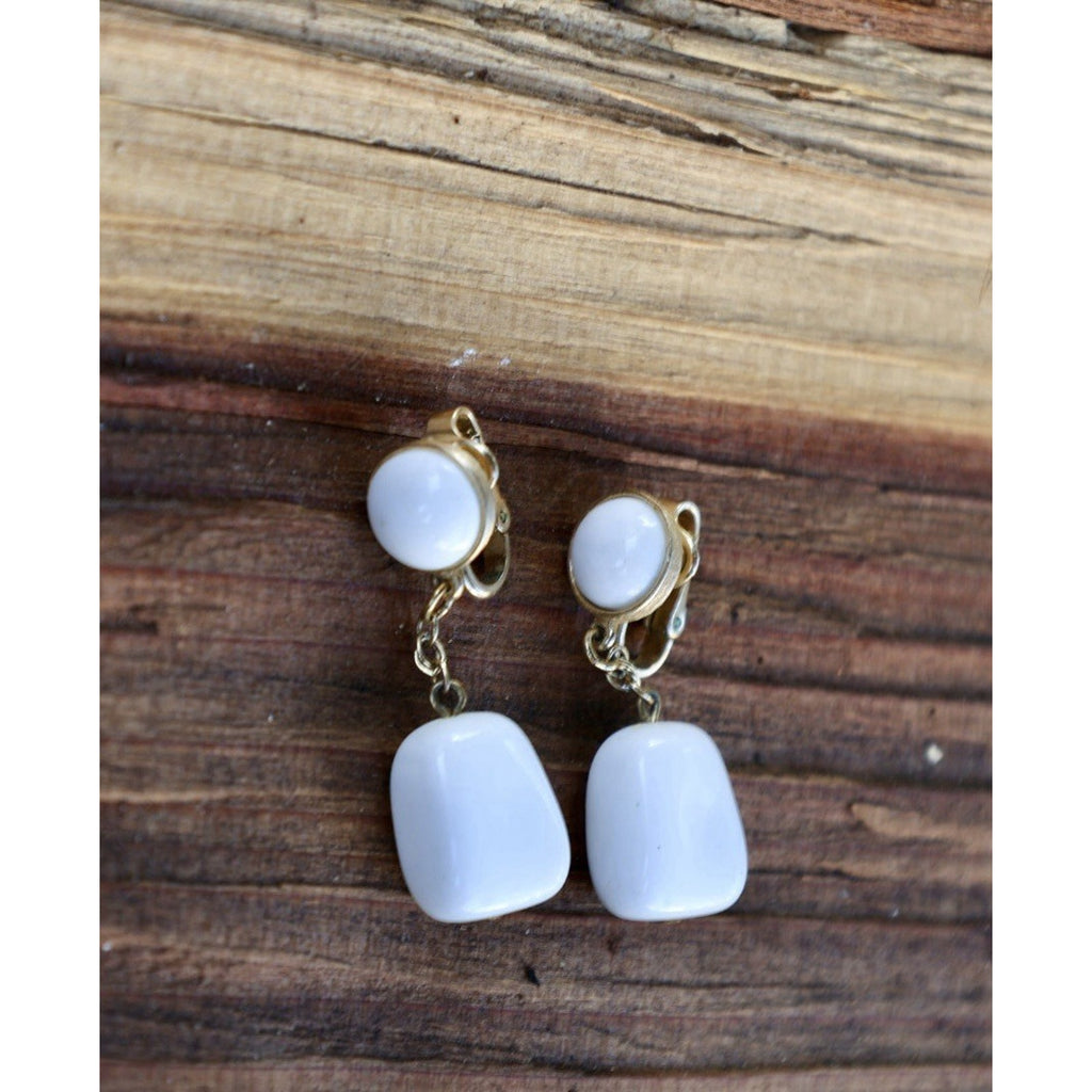 Trifari White Lucite Gold Tone Dangle Drop Earrings Pendant Clip-On Vintage