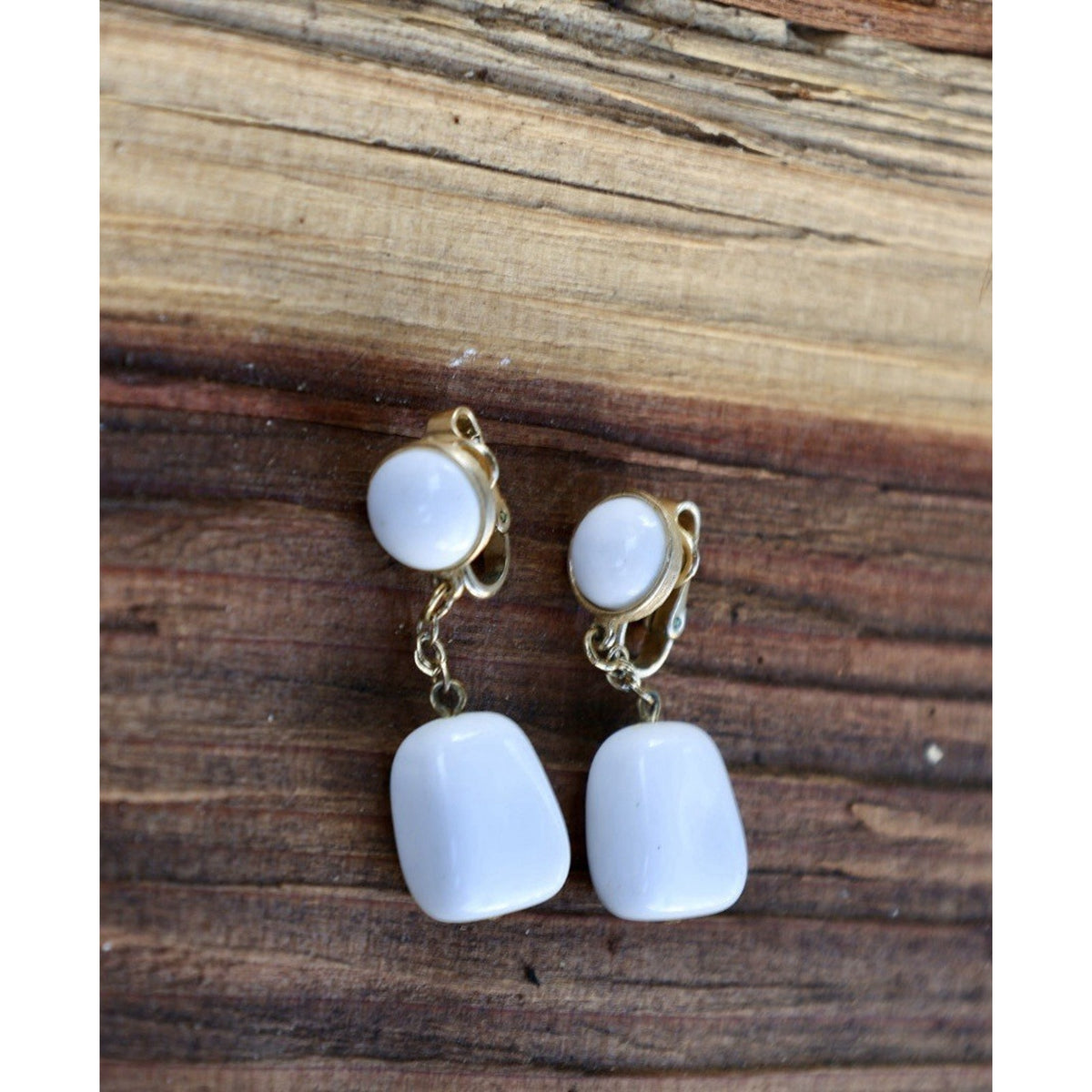 Trifari White Lucite Gold Tone Dangle Drop Earrings Pendant Clip-On Vintage